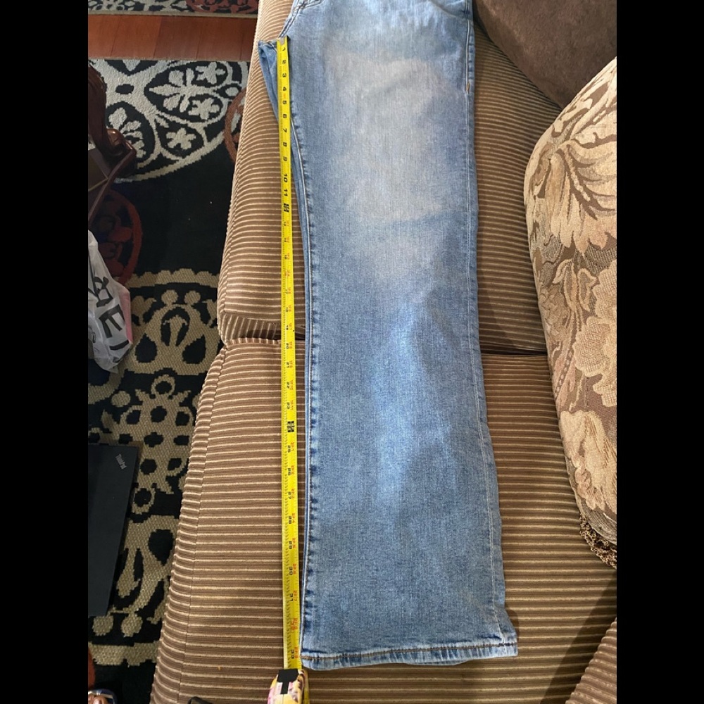 NWT Never worn True Religion Ricky Relaxed straight
Light wash jeans - Picture 10 of 10